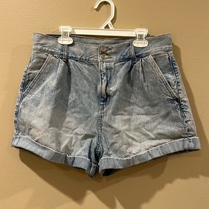 American Eagle light wash mom short